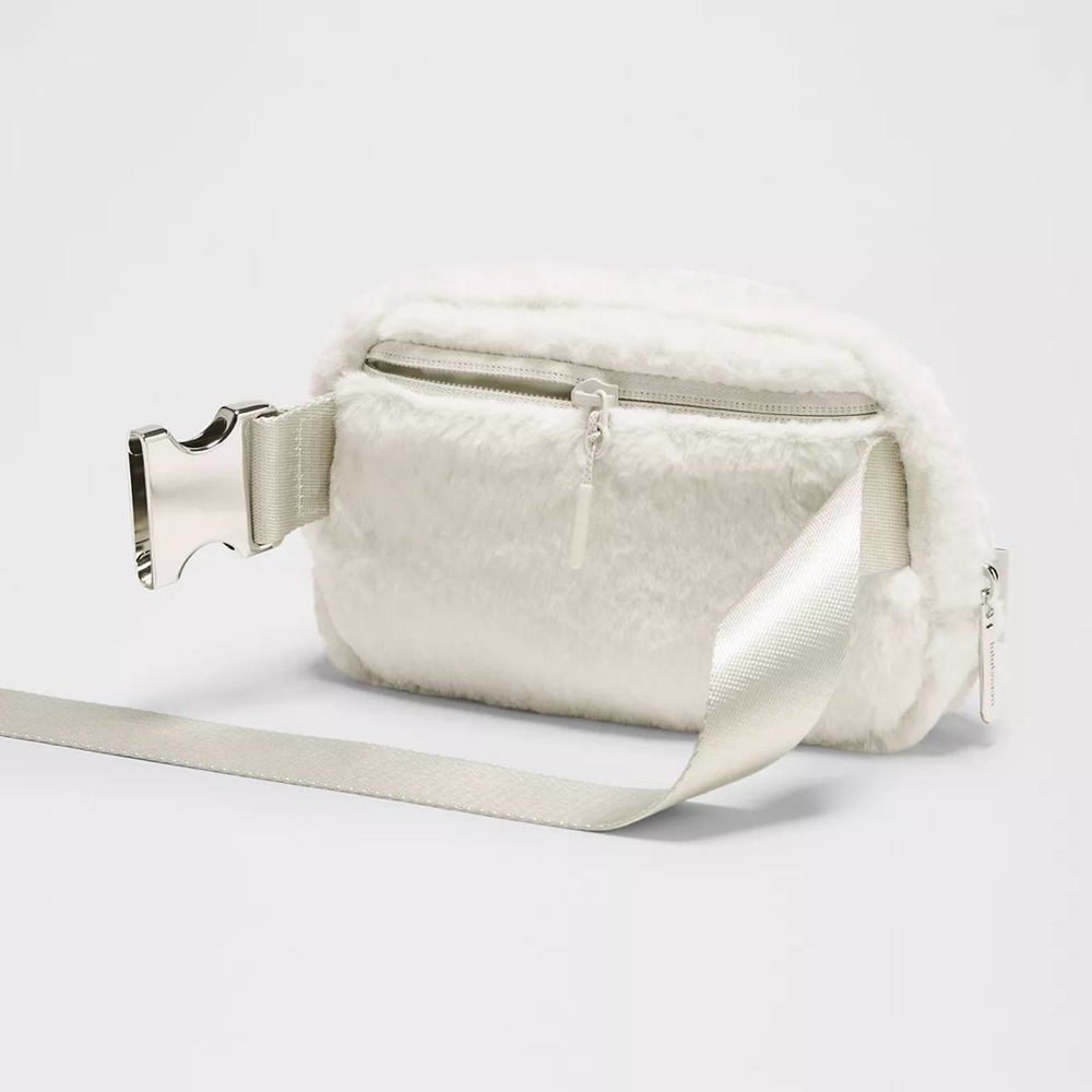 LULULEMON
Brand new — Everywhere Belt Bag - fleece /gold zipper & buckle